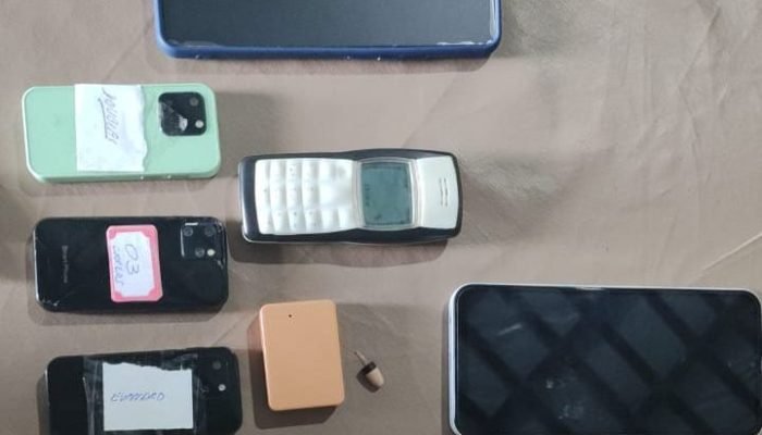 Na prática, as respostas para os questionamentos da prova seriam transmitidas por pessoas fora d...