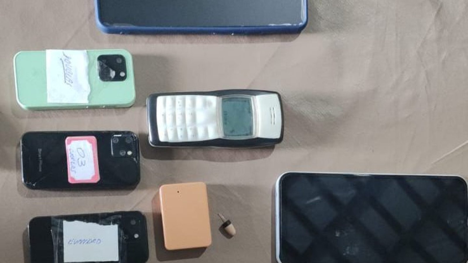 Na prática, as respostas para os questionamentos da prova seriam transmitidas por pessoas fora d...