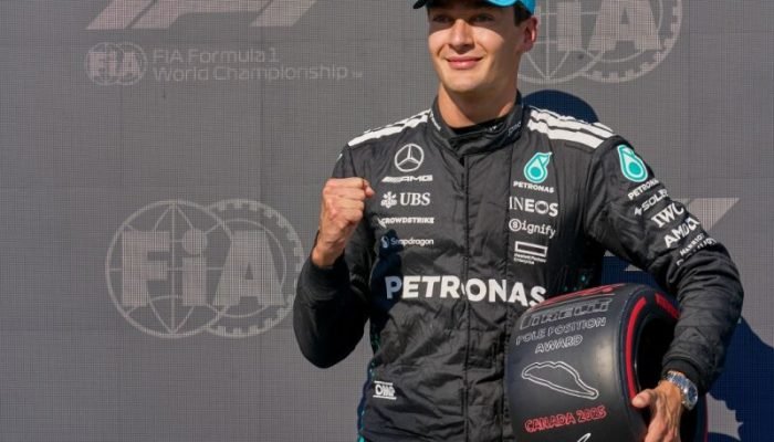 O piloto britânico da Mercedes, George Russell, após conquistar a pole position - Foto: Geoff...