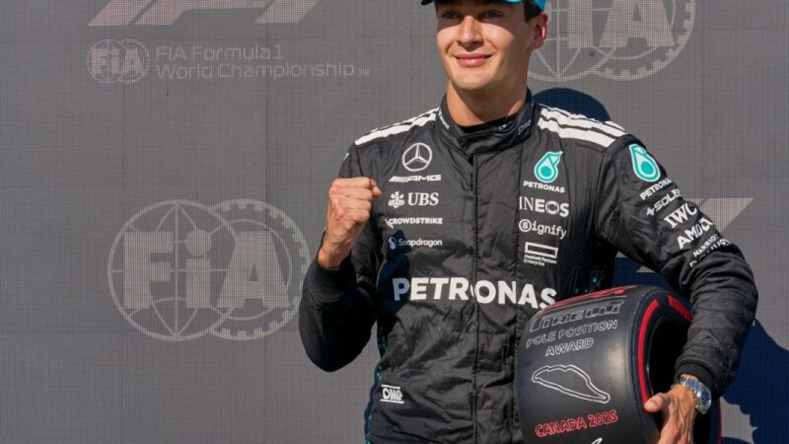 O piloto britânico da Mercedes, George Russell, após conquistar a pole position - Foto: Geoff...