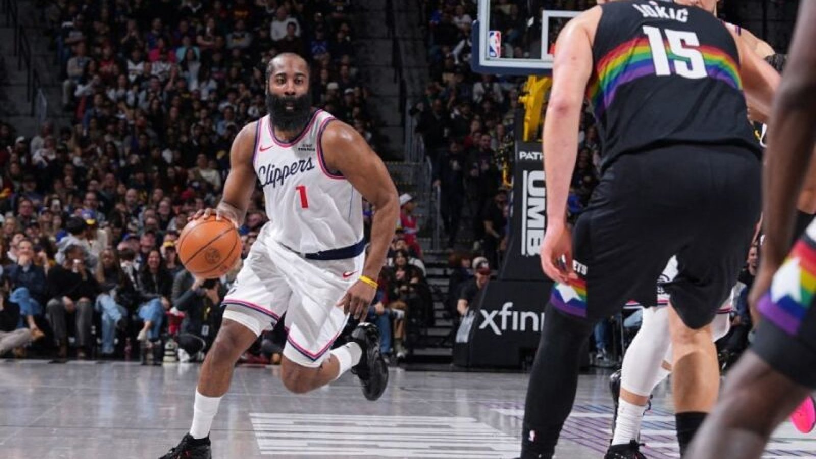 O armador James Harden durante jogo contra o Denver Nuggets, no último sábado (31) - Foto: Ba...