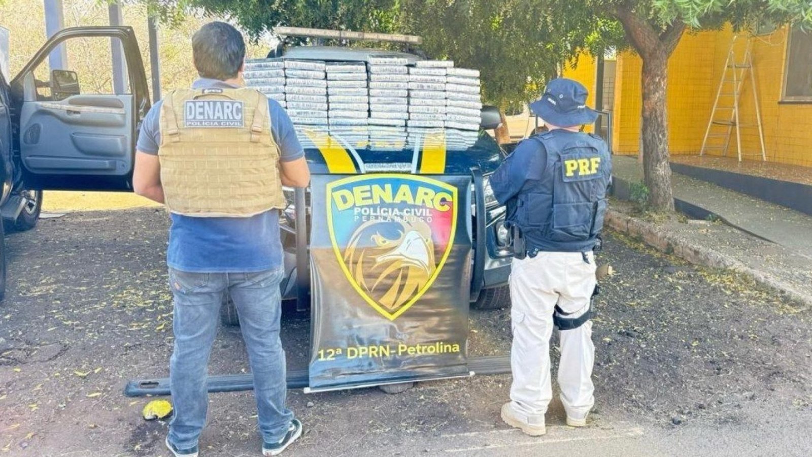 Imagem de policiais com drogas apreendidas - Divulgação/ ASCOM Polícia Civil de Pernambuco