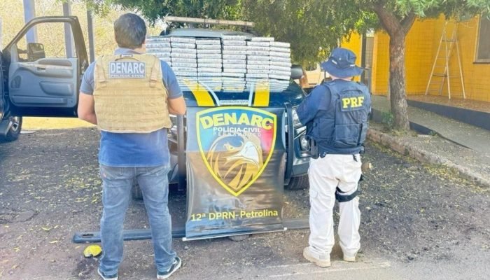 Imagem de policiais com drogas apreendidas - Divulgação/ ASCOM Polícia Civil de Pernambuco