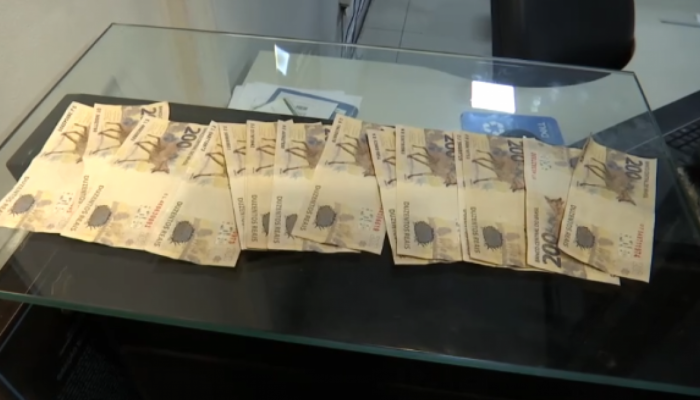 O acusado foi flagrado tentando utilizar uma das notas em uma farmácia. Com ele, foram encontrad...