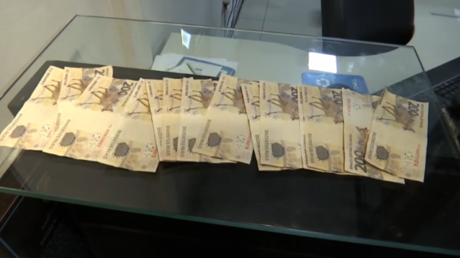 O acusado foi flagrado tentando utilizar uma das notas em uma farmácia. Com ele, foram encontrad...