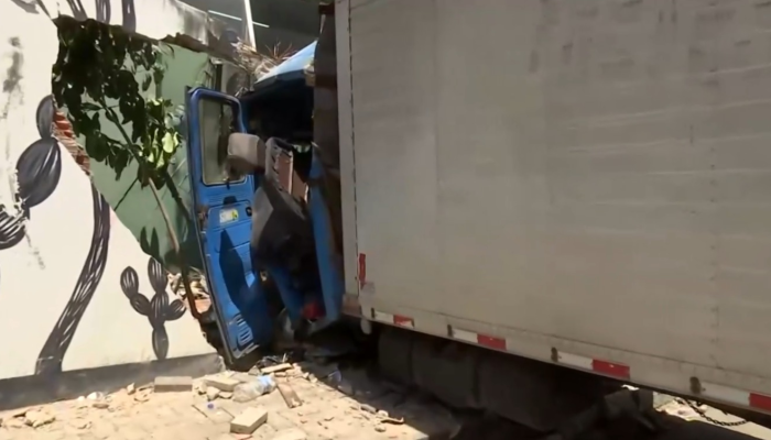 Imagens do momento em que o caminhão atingiu o muro - TV Jornal