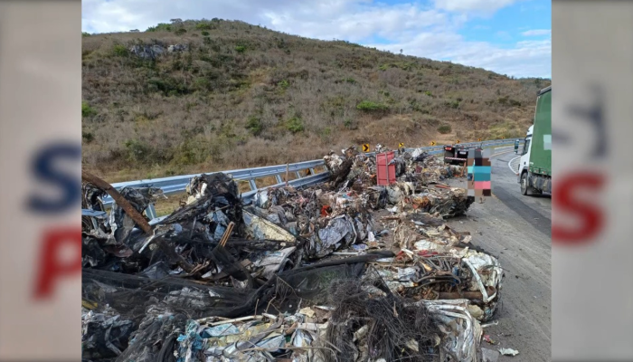 Imagens da carga de sucata do caminhão - TV Jornal