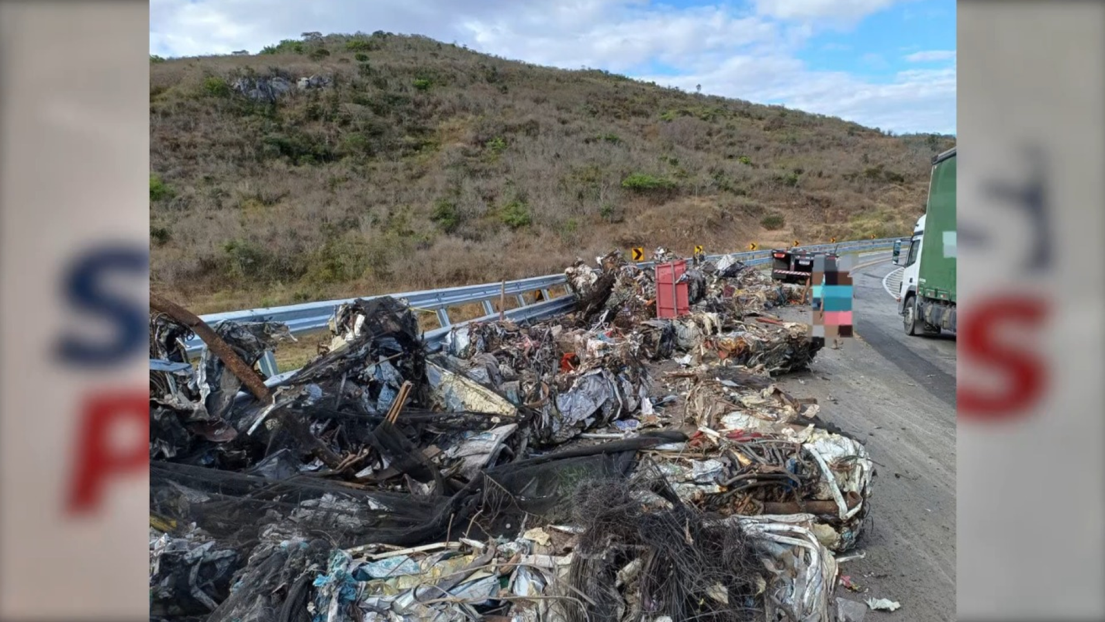 Imagens da carga de sucata do caminhão - TV Jornal