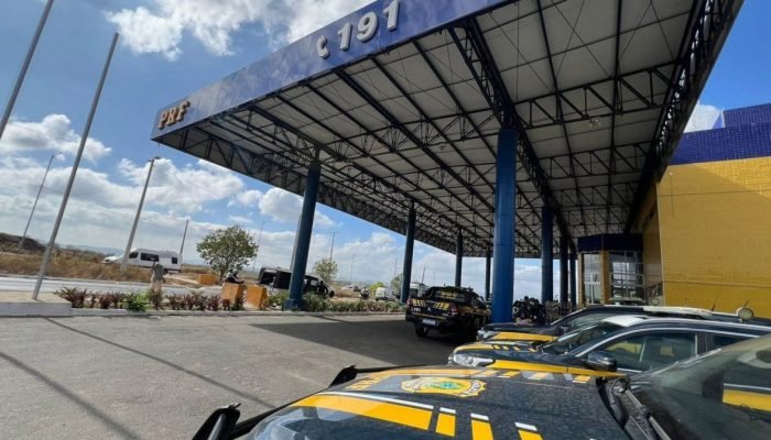 No interior do carro, havia diversos produtos que teriam sido adquiridos com o dinheiro ilegal - ...