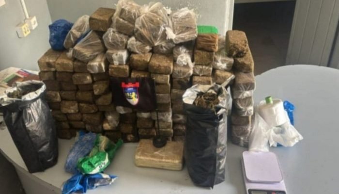 Droga e veículos apreendidos pela PM em São Caetano foram encaminhados à Delegacia de Polícia...