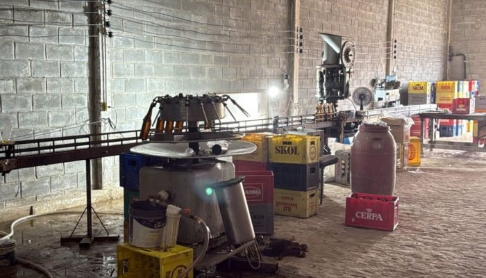 Polícia Civil interdita fábrica clandestina de bebidas e apreende mais de 30 mil garrafas em Vi...