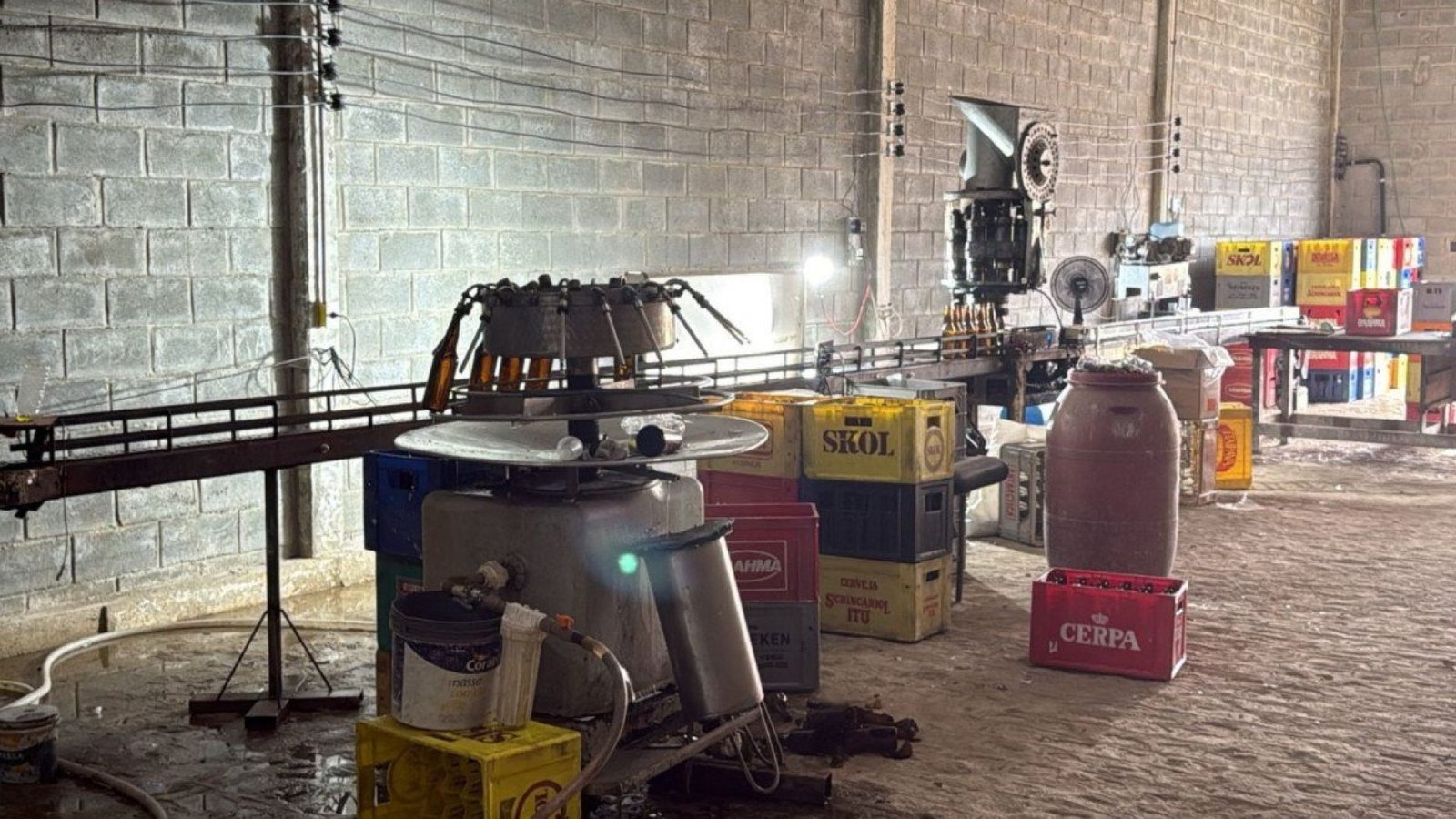 Polícia Civil interdita fábrica clandestina de bebidas e apreende mais de 30 mil garrafas em Vi...