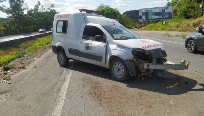 Acidente na BR-232 deixa motorista de ambulância ferido em Moreno - Divulgação