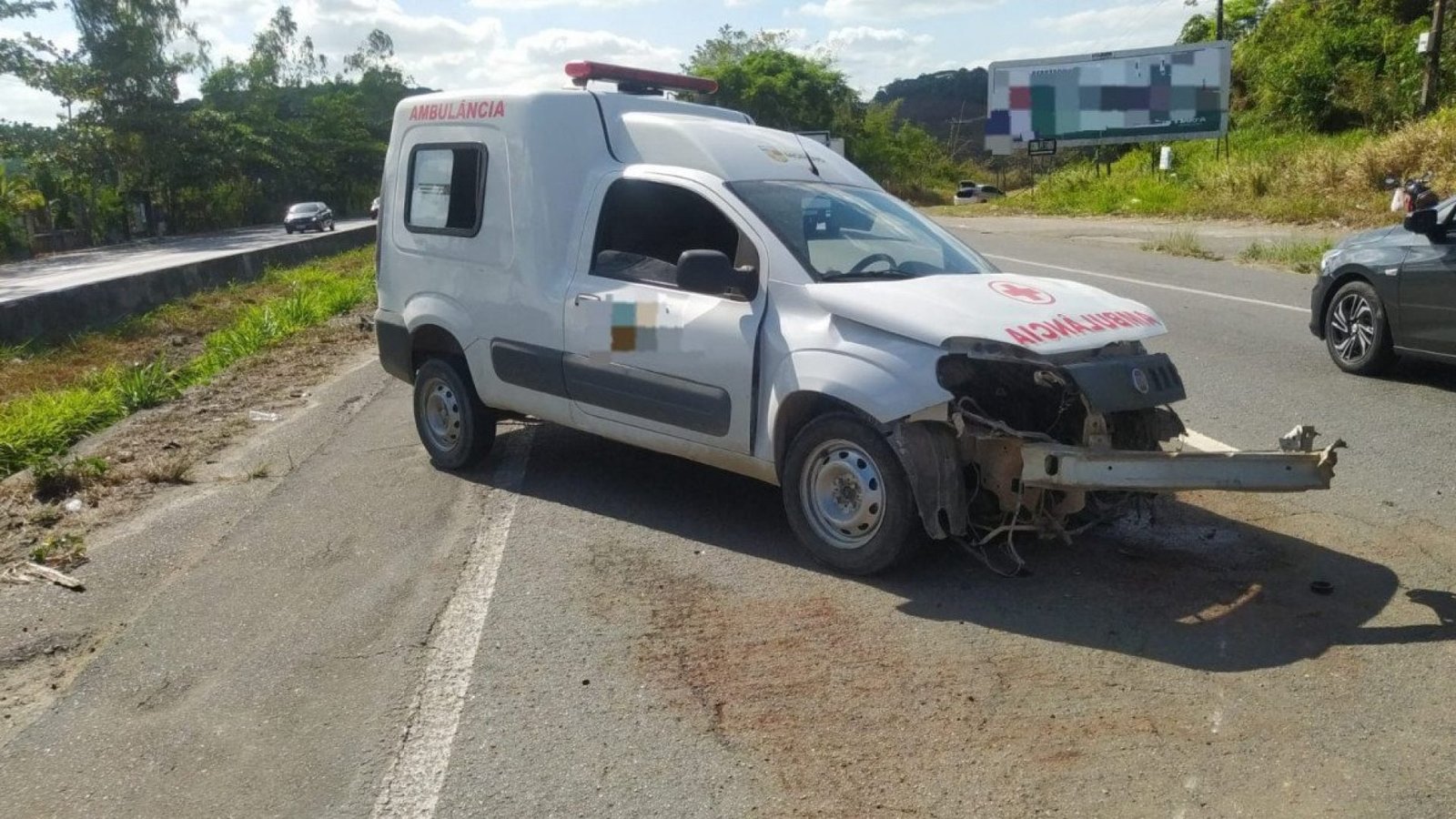Acidente na BR-232 deixa motorista de ambulância ferido em Moreno - Divulgação