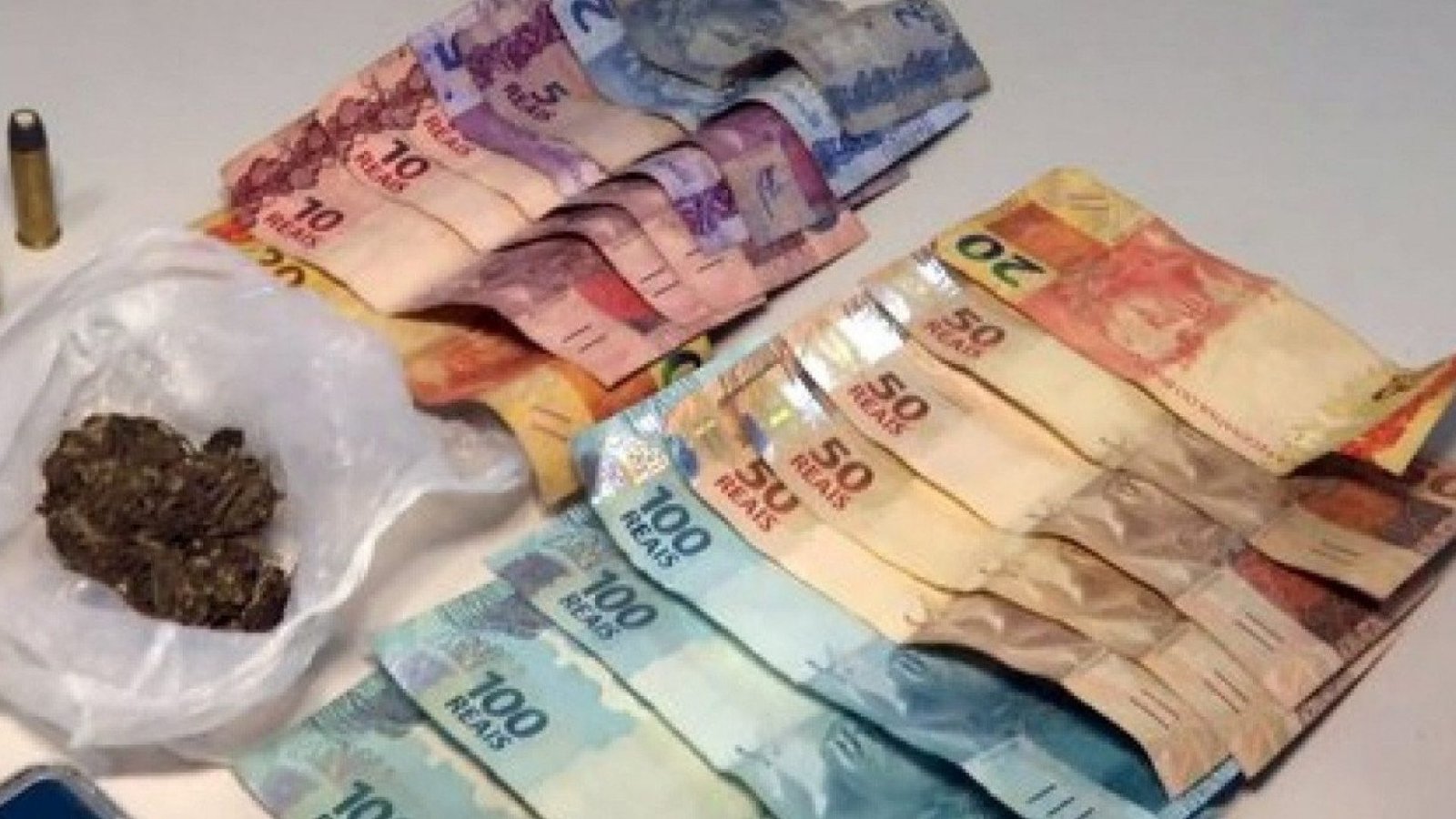 Operação Policial no Bairro Divinópolis: Menor é Apreendido com Arma, Munição e Drogas - TV...