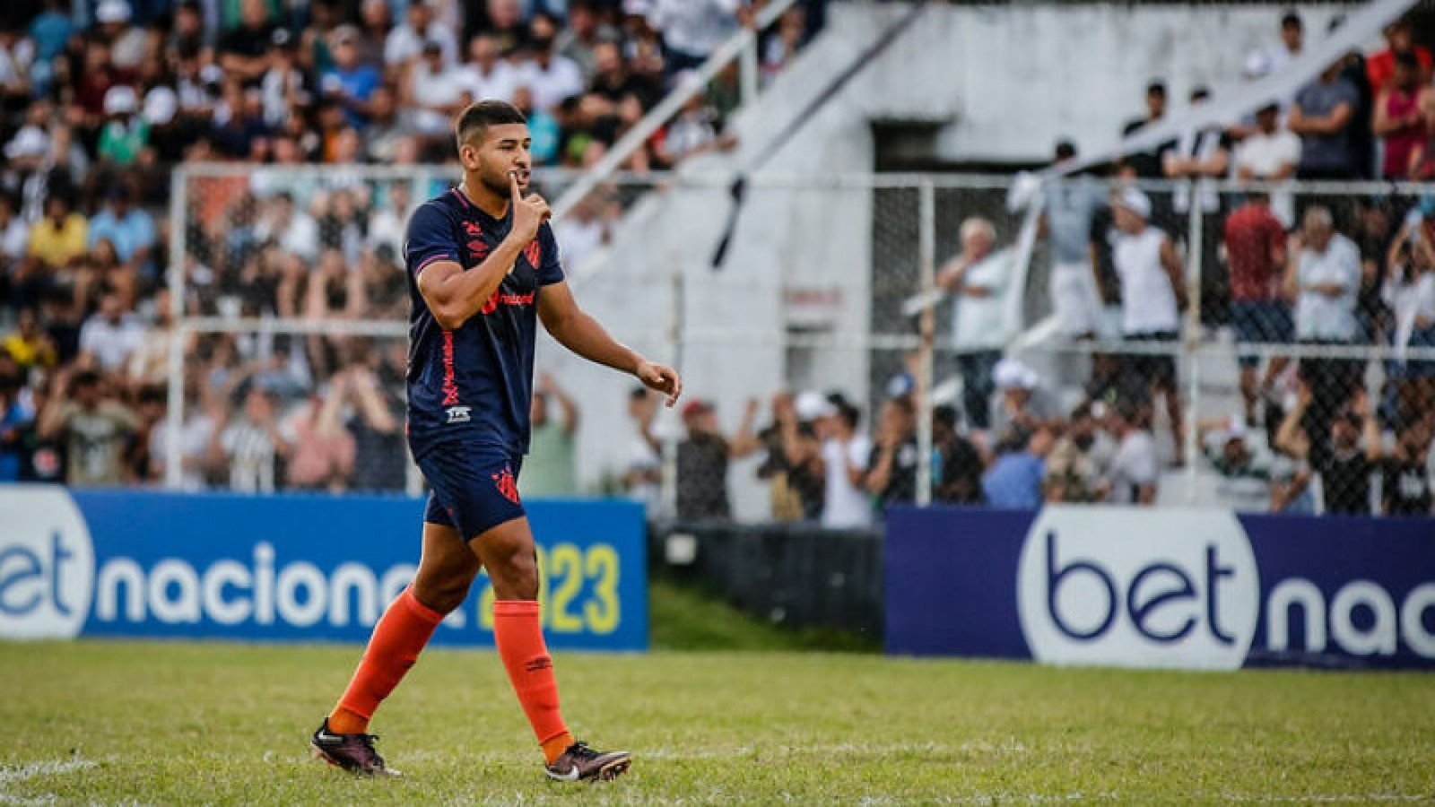 Renzo, zagueiro revelado pelo Sport - Foto: Rafael Bandeira/SCR