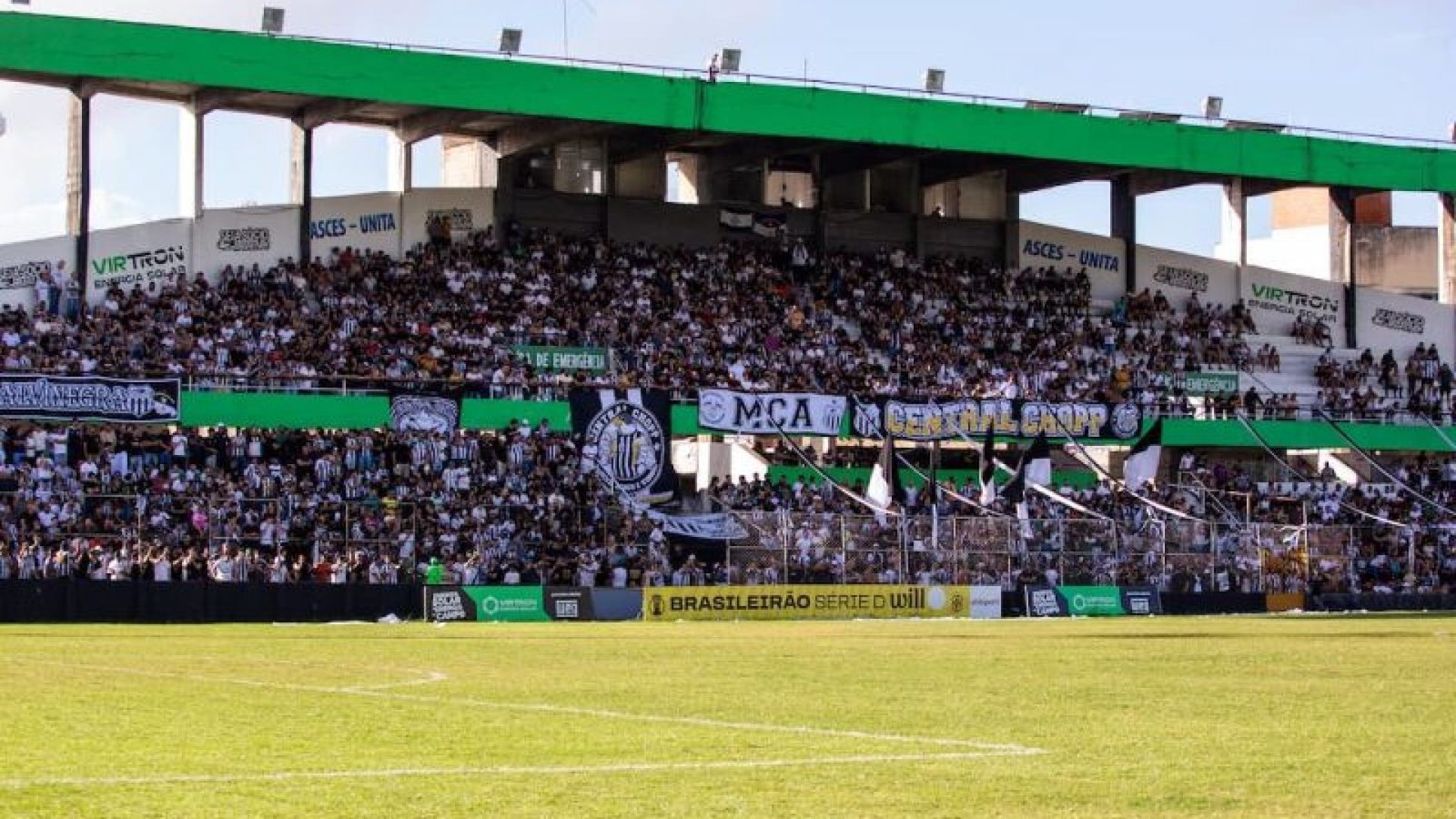 Central faz campanha para arrecadar fundos para trocar o gramado do Lacerdão  - Foto: Rafael V...