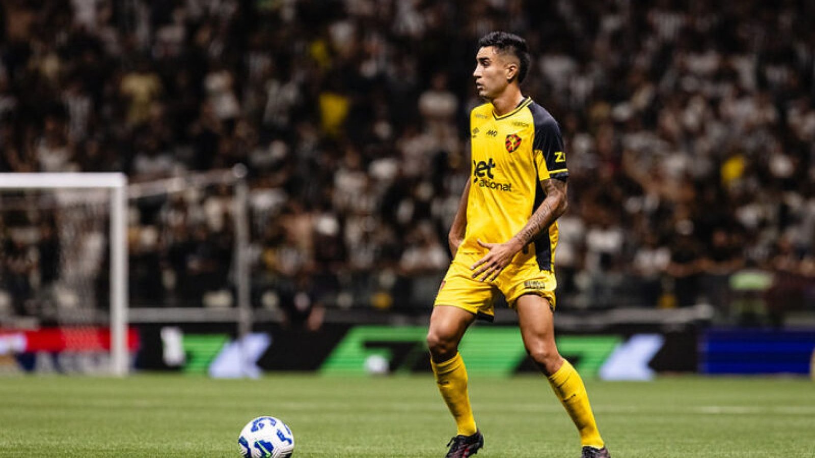 Rivera em ação contra o Atlético-MG, na Arena MRV - Foto: Paulo Paiva/SCR