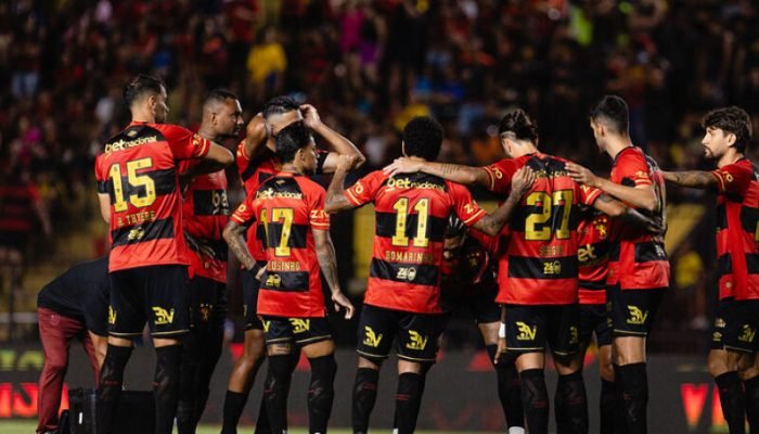 Time do Sport reunido no gramado - Foto: Paulo Paiva/SCR