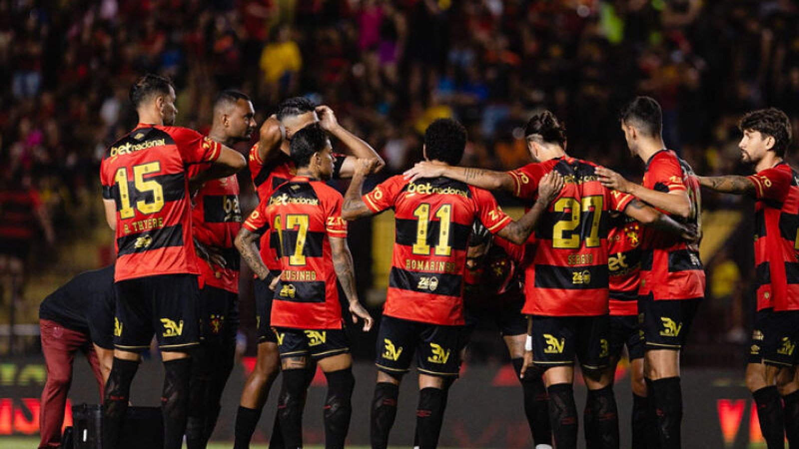 Time do Sport reunido no gramado - Foto: Paulo Paiva/SCR