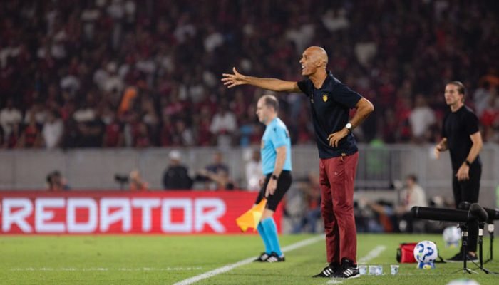 César Lucena comandou o Sport diante do Flamengo, pelo Brasileirão  - Foto: Paulo Paiva / Spo...