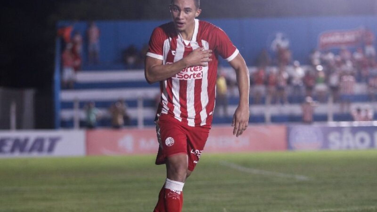 Rosa, atacante do Náutico, celebra primeiro gol no profissional - Foto: Rafael Vieira/CNC