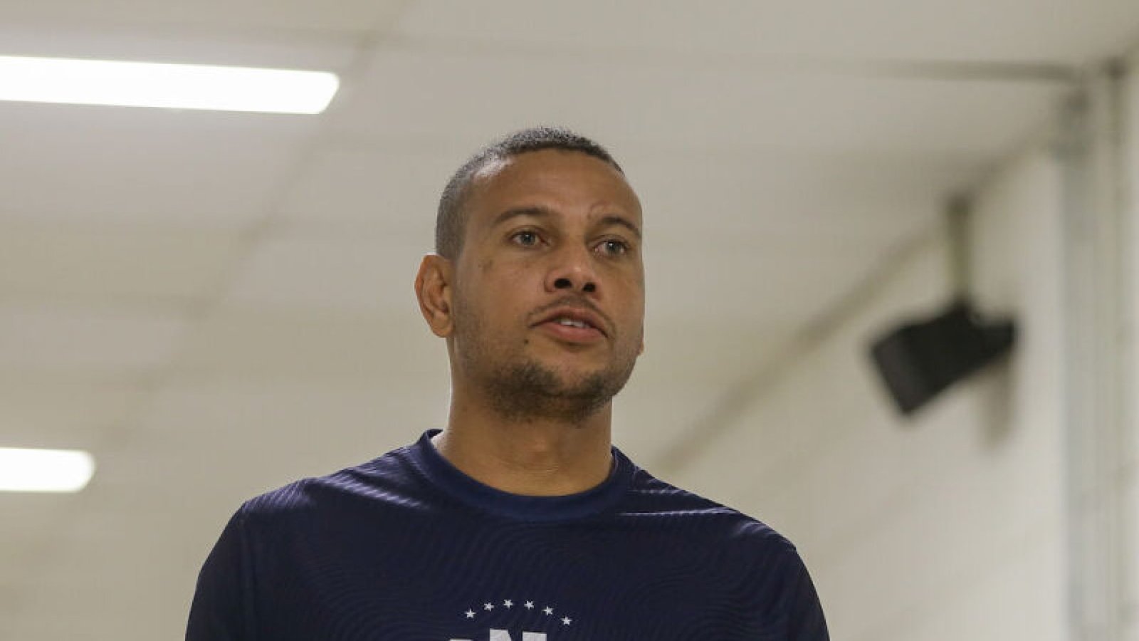 Mateus Silva torceu o tornozelo ainda no primeiro tempo do Clássico das Emoções  - Foto: Raf...