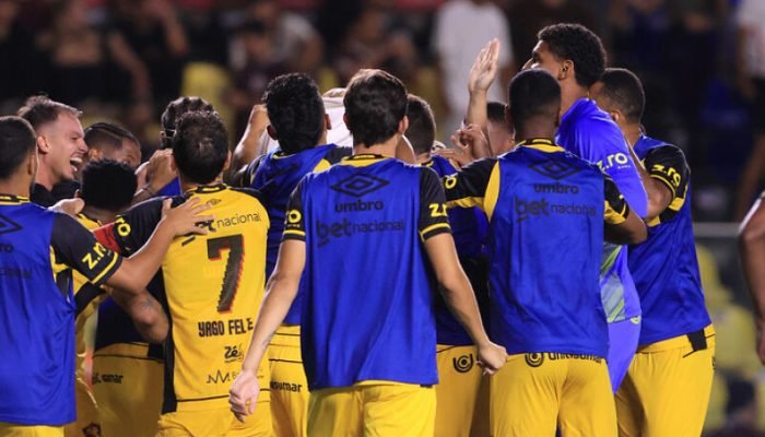 Atletas do Sport celebram classificação sobre Desportiva Ferroviária - Foto: Pedro Lorenzon/...