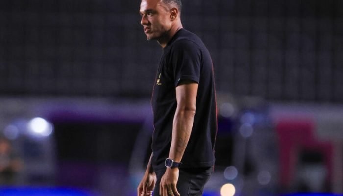 Técnico Roger, do Sport, durante jogo com a Desportiva Ferroviária - Foto: Pedro Lorenzon/ SCR