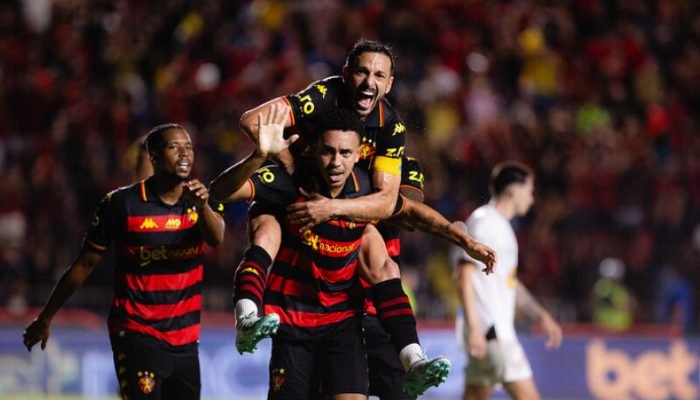 Marcelo Ajul celebra gol sobre o Anápolis - Foto: Paulo Paiva/SCR