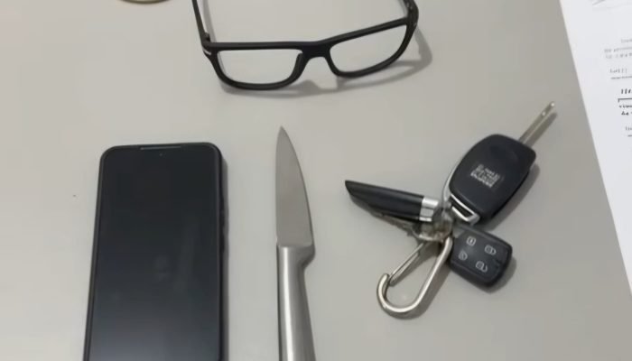 Uma faca também foi encontrada com o falso motorista de aplicativo. (Foto: Divulgação/Polícia...