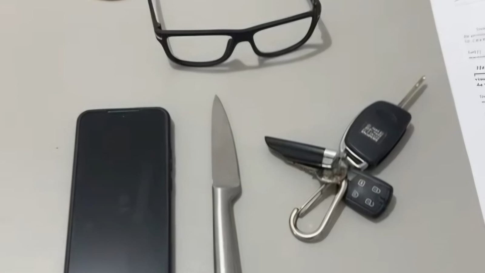 Uma faca também foi encontrada com o falso motorista de aplicativo. (Foto: Divulgação/Polícia...