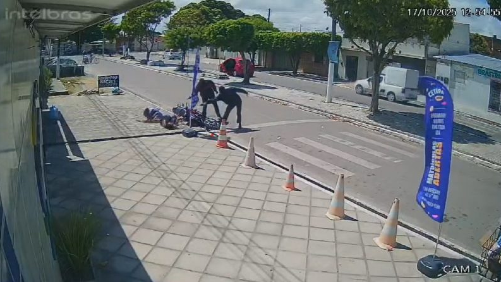 De acordo com imagens de câmeras de segurança do local, a vítima pilotava uma motocicleta quan...