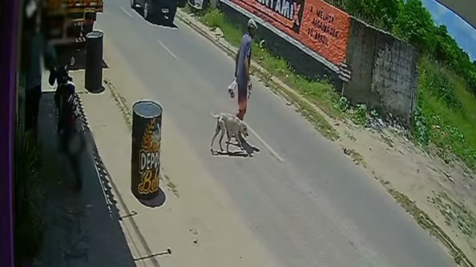 (Imagens de câmera de segurança)