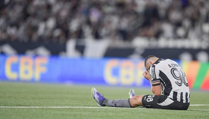 Arthur Cabral ainda não decolou em sua volta ao futebol brasileiro. (Foto: Thiago Ribeiro/AGIF)