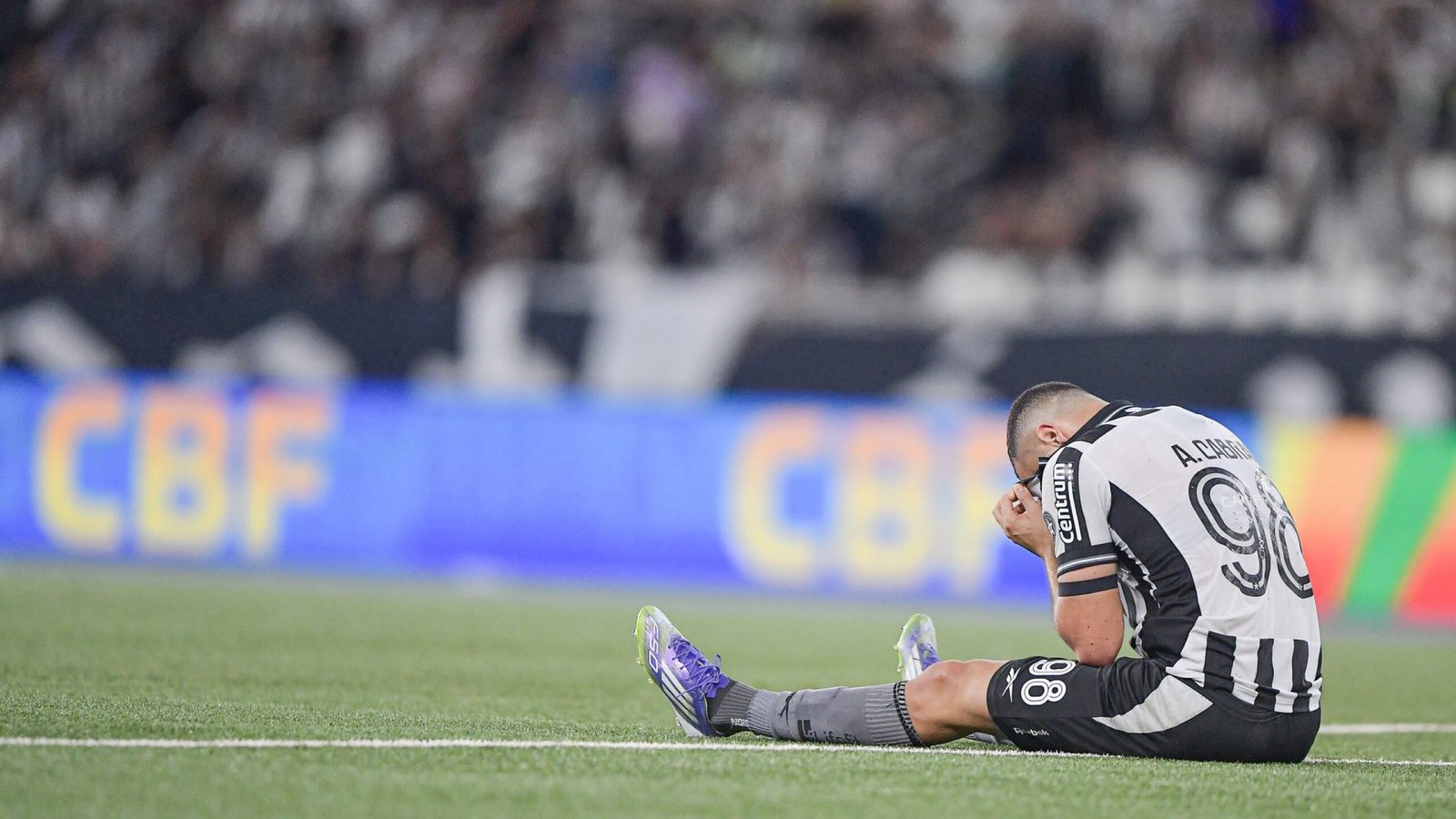 Arthur Cabral ainda não decolou em sua volta ao futebol brasileiro. (Foto: Thiago Ribeiro/AGIF)
