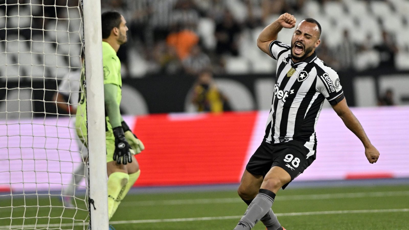 Arthur Cabral ainda não decolou pelo Botafogo. (Foto: André Durão)