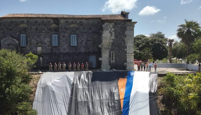 Barreira da Igreja de Nossa Senhora da Guia recebe lonas vinílicas para evitar deslizamentos. Fo...