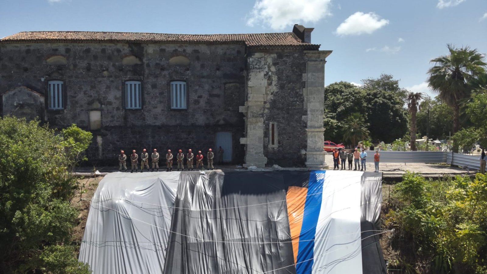 Barreira da Igreja de Nossa Senhora da Guia recebe lonas vinílicas para evitar deslizamentos. Fo...