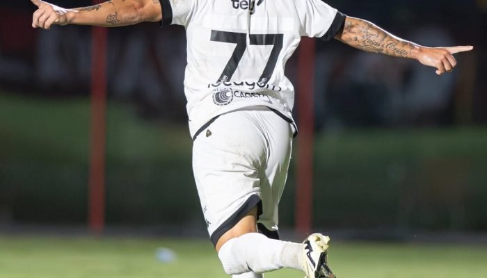 Rodolfo comemora gol do Botafogo-PB sobre o Vitória no Barradão. (Foto: Celo Gil)