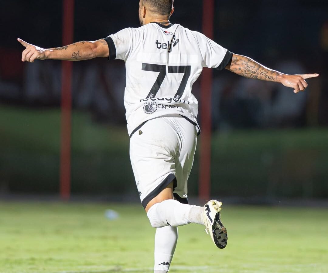 Rodolfo comemora gol do Botafogo-PB sobre o Vitória no Barradão. (Foto: Celo Gil)