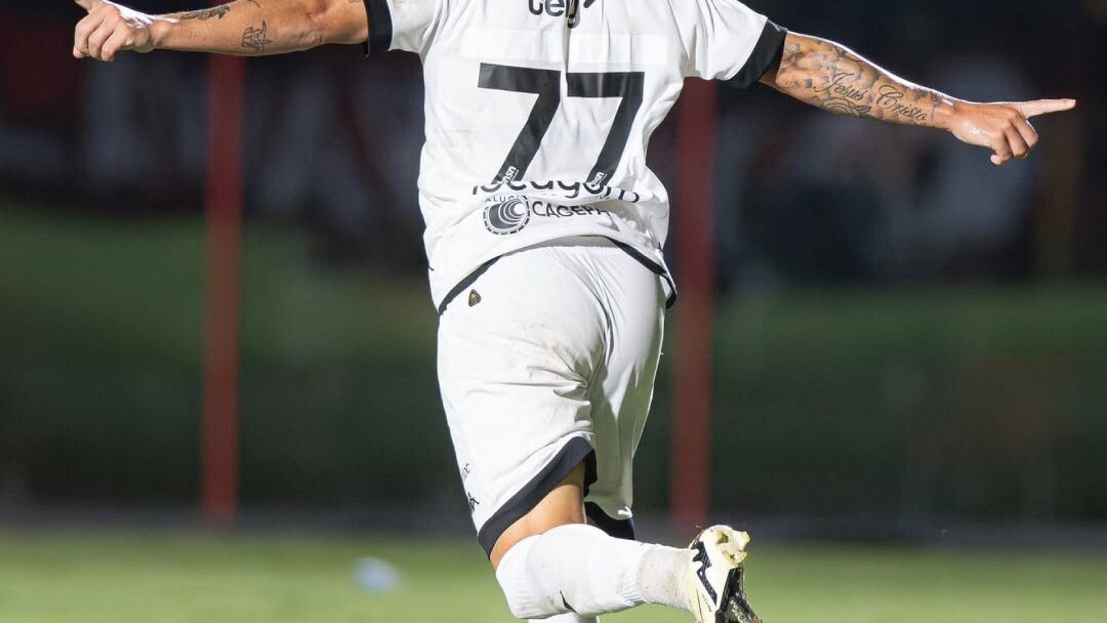 Rodolfo comemora gol do Botafogo-PB sobre o Vitória no Barradão. (Foto: Celo Gil)