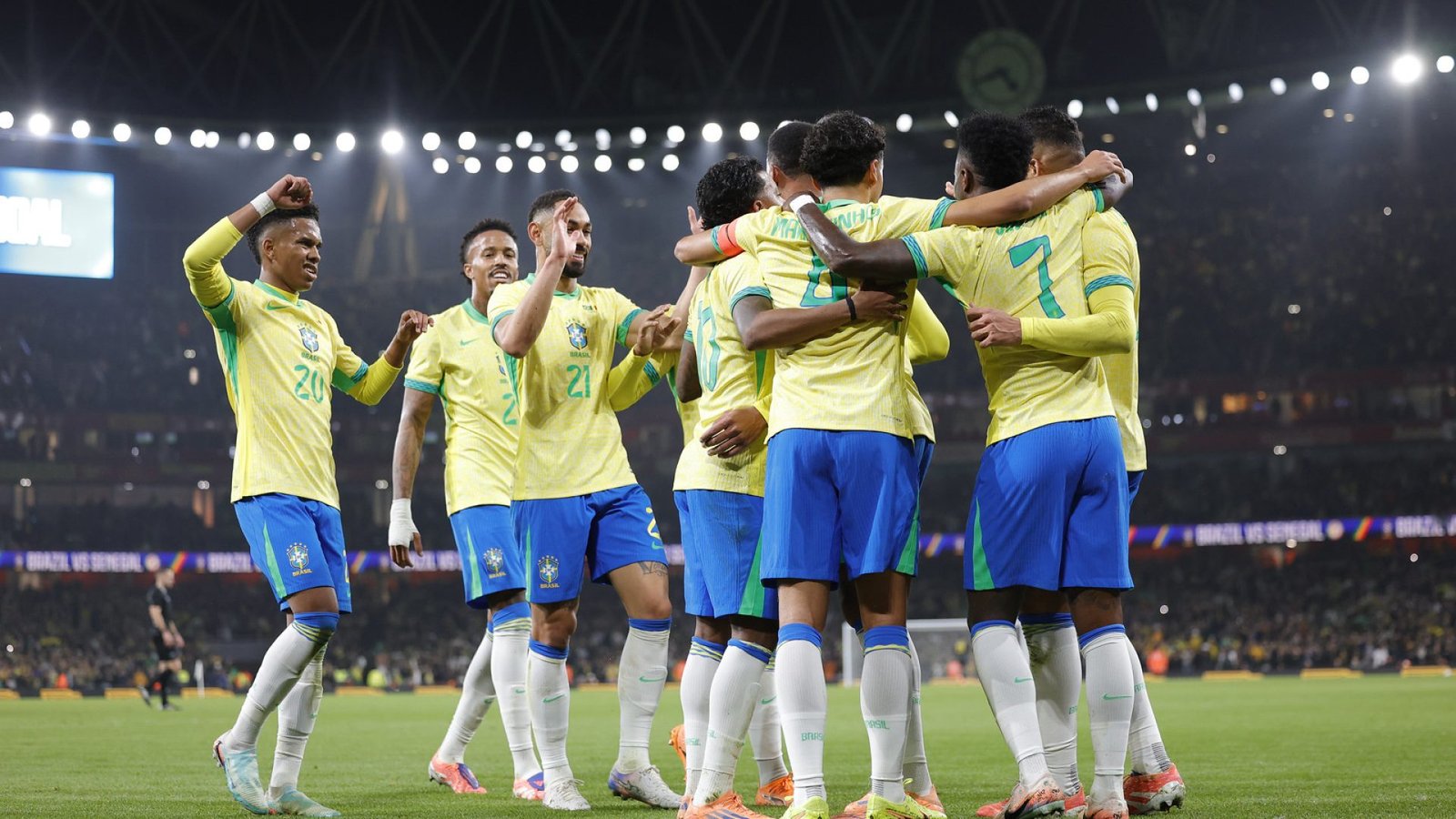 Seleção brasileira comemora vitória sobre Senegal por 2 a 0. (Foto: Rafael Ribeiro/CBF)