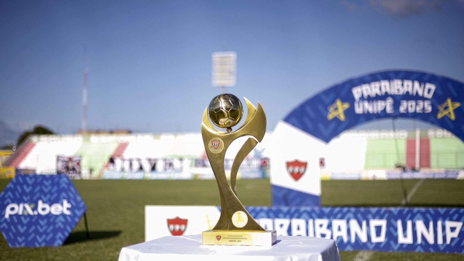Troféu do Campeonato Paraibano. (Foto: Cristiano Santos/Botafogo-PB)