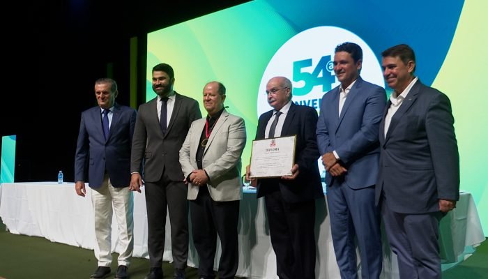 Comenda José Carlos da Silva Júnior é entregue a presidente da Unimed - Foto: TV Cabo Branco.