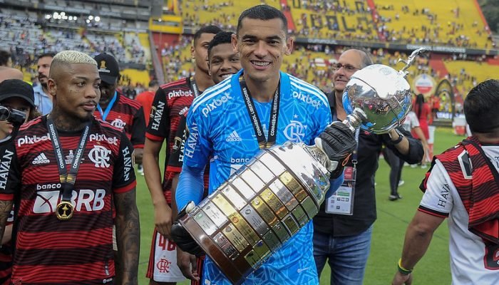 Santos foi titular na campanha de título da Libertadores pelo Flamengo em 2022. (Foto: Marcelo C...