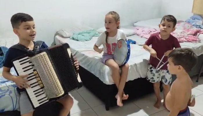 Dia das Crianças: sanfoneiro mirim e irmãos mais novos brincam de banda. Joab Dantas/Arquivo Pe...