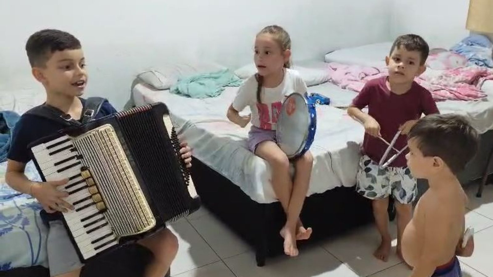 Dia das Crianças: sanfoneiro mirim e irmãos mais novos brincam de banda. Joab Dantas/Arquivo Pe...
