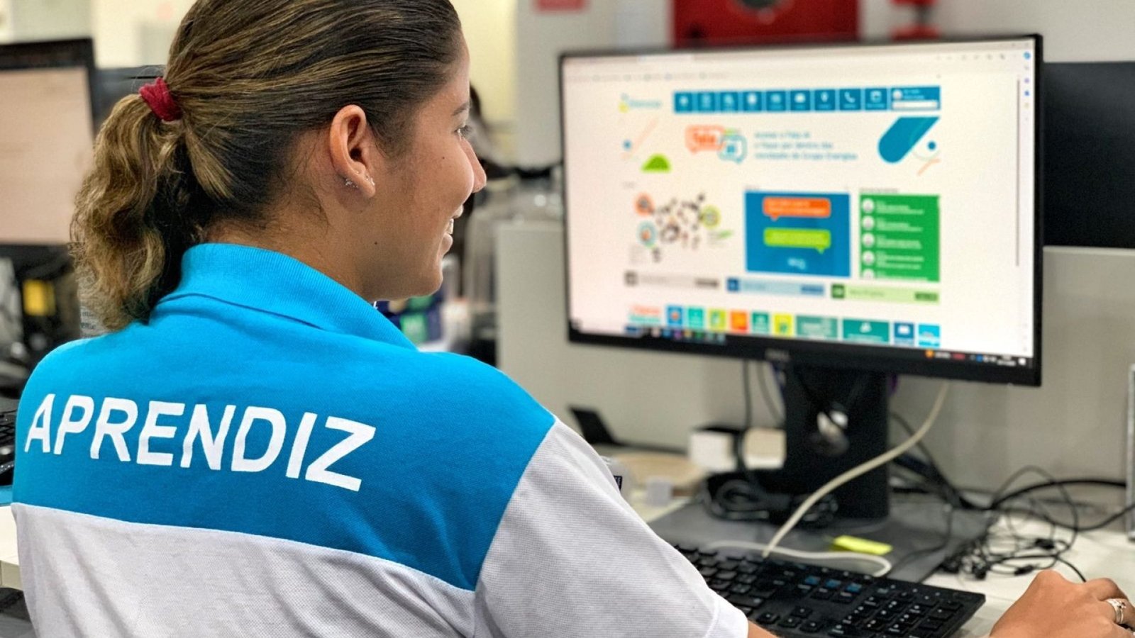 Energisa abre mais de 30 vagas de jovem aprendiz.. Jovem aprendiz da Energisa durante trabalho. F...