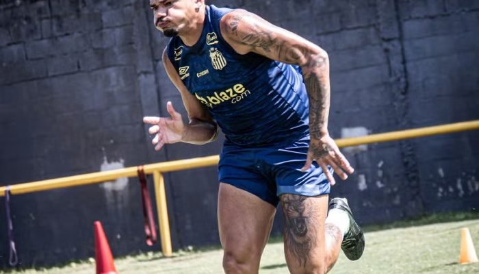 Tiquinho Soares em treino no Santos. (Foto: Raul Baretta/Santos)
